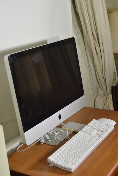 Apple iMac 21.5 inch LED 16:9 Computer With Keyboard and Mouse