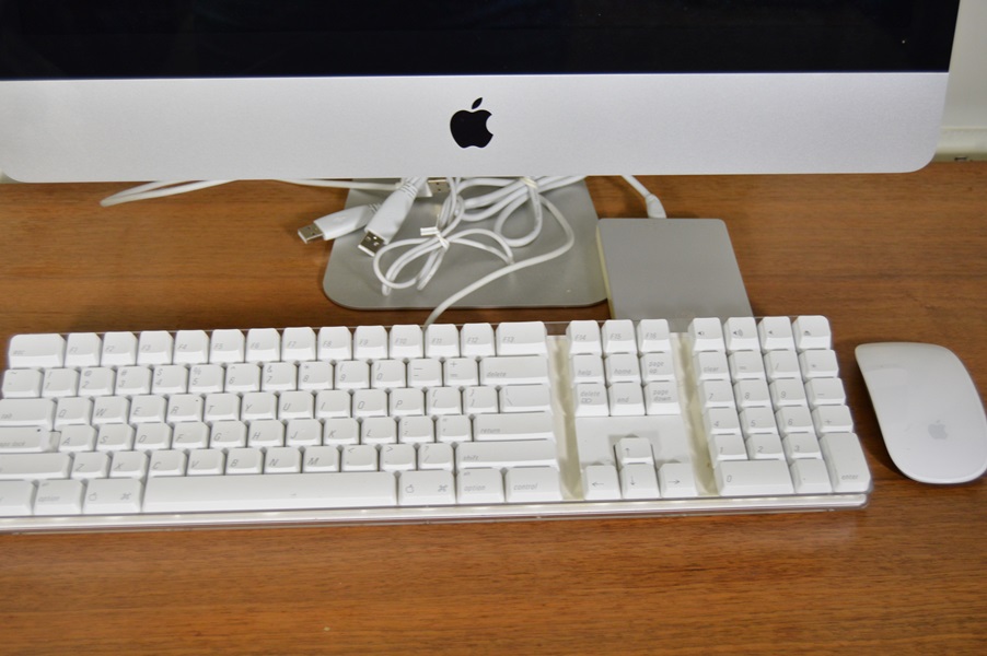 Apple iMac 21.5 inch LED 16:9 Computer With Keyboard and Mouse