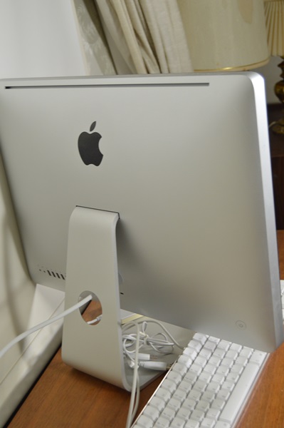 Apple iMac 21.5 inch LED 16:9 Computer With Keyboard and Mouse