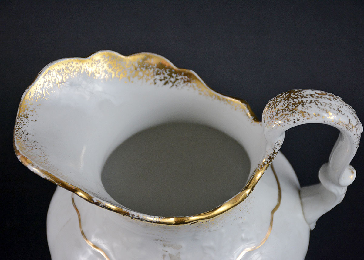 K.T. & Co. Semi-Vitreous Chamber Set