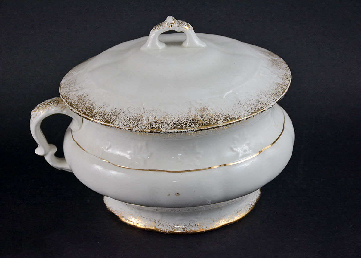 K.T. & Co. Semi-Vitreous Chamber Set