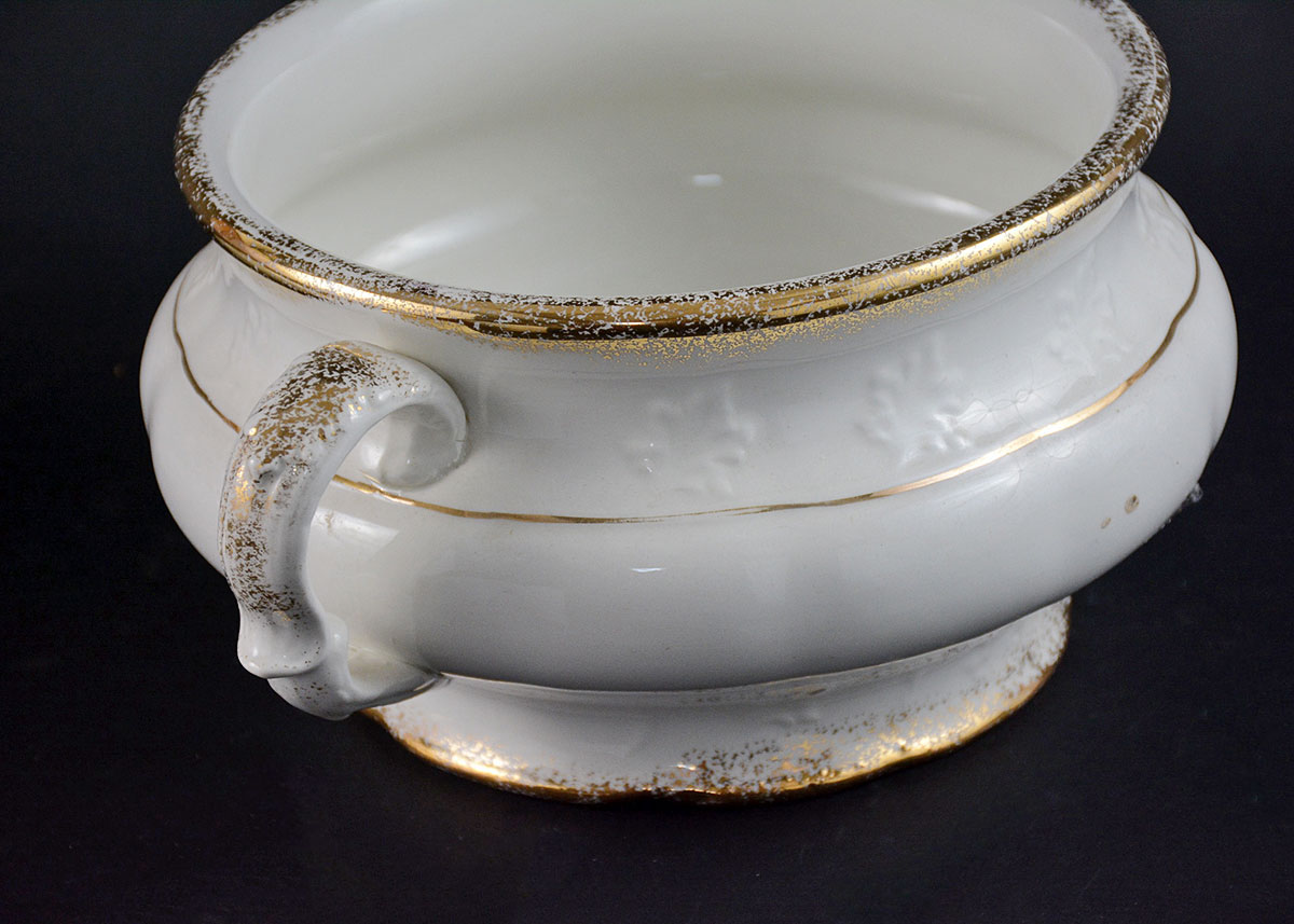 K.T. & Co. Semi-Vitreous Chamber Set