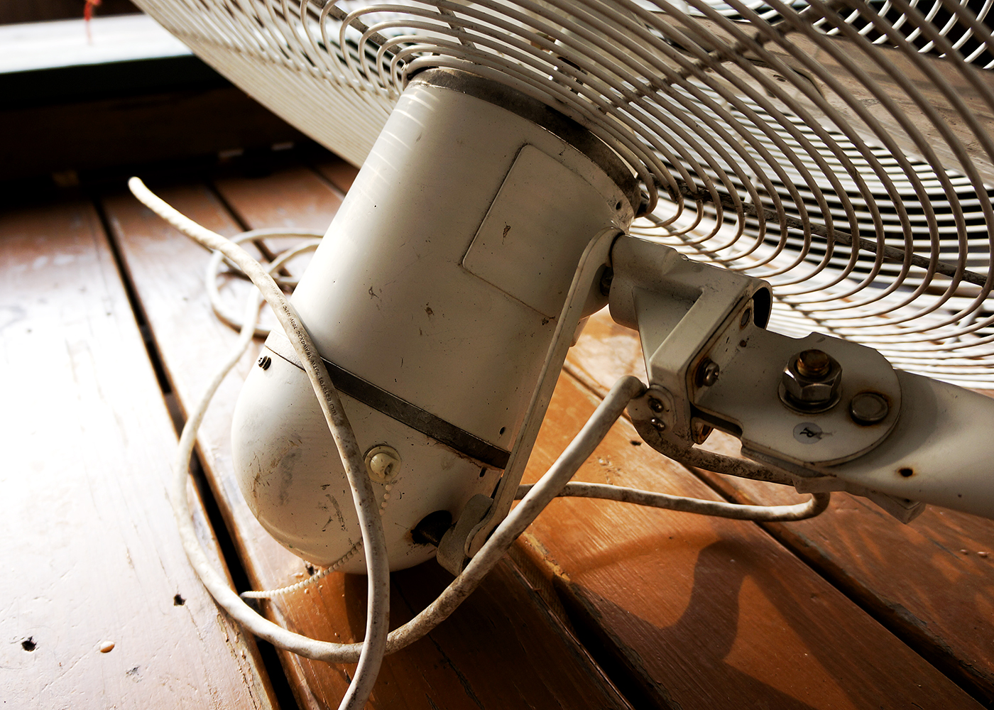 Indoor/Outdoor 24" Wall Mounted DuraFan