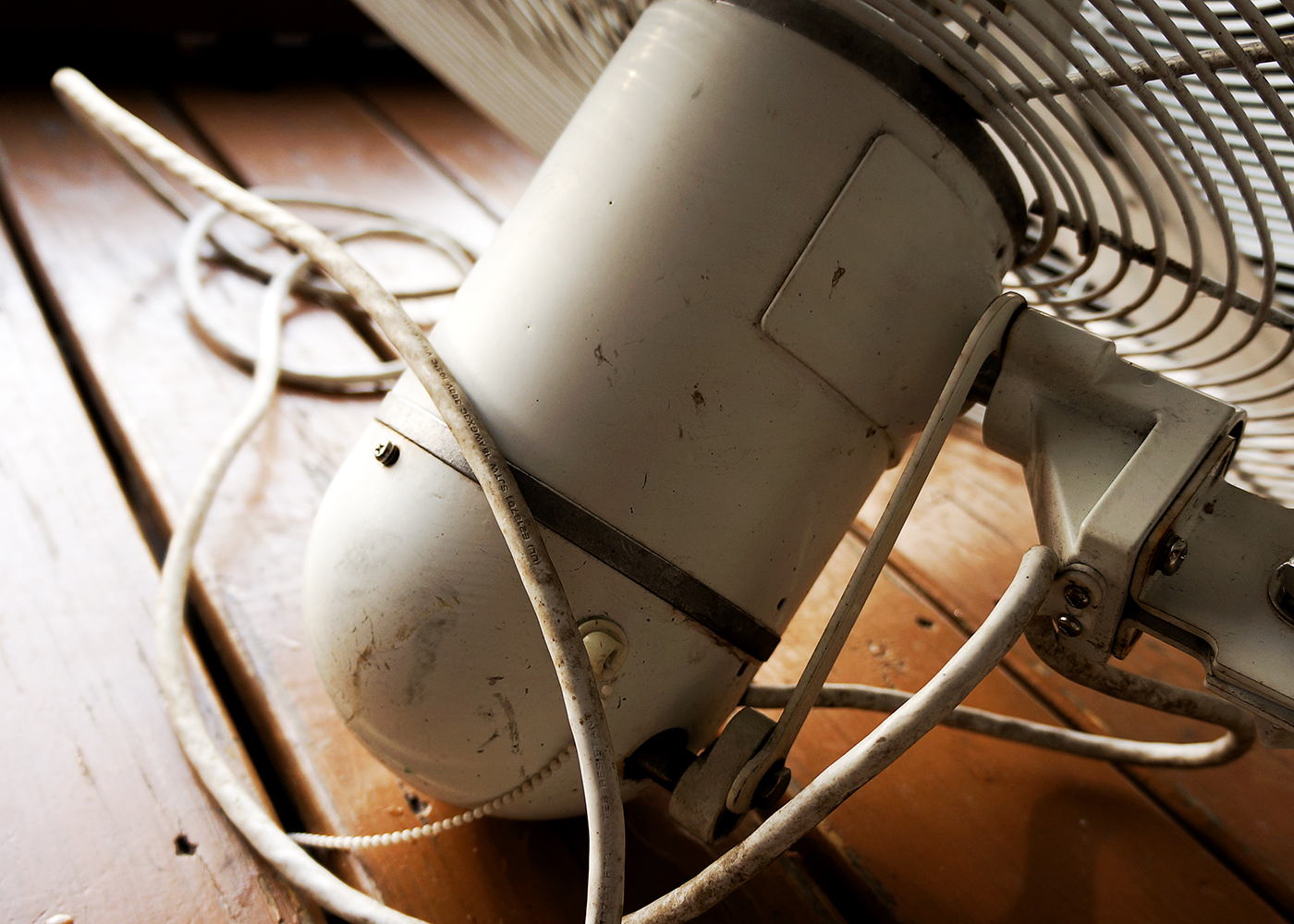 Indoor/Outdoor 24" Wall Mounted DuraFan