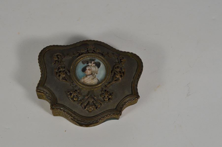 Assortment of Early American Themed Items