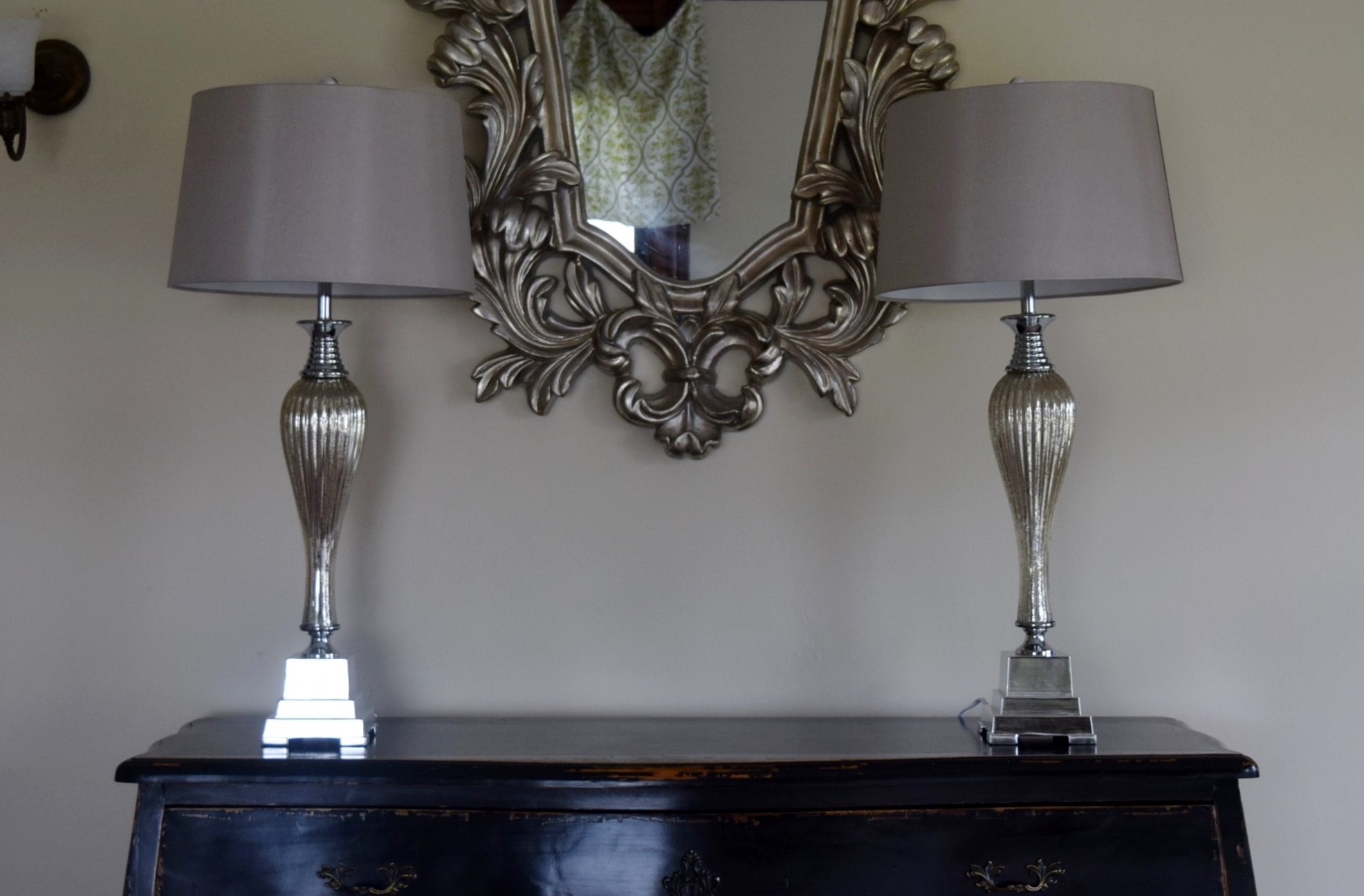 Pair of Chic Contemporary Lamps