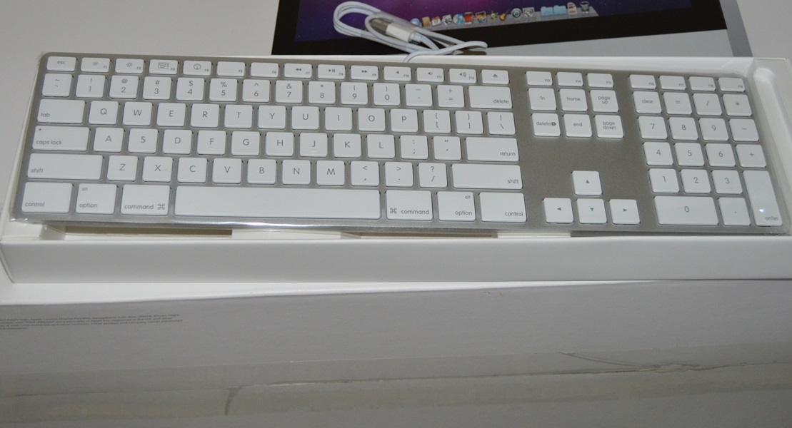 Apple iMac 21.5 inch LED 16:9 Computer With Keyboard and Mouse