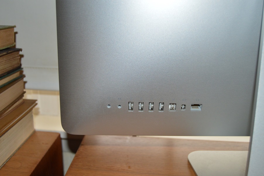 Apple iMac 21.5 inch LED 16:9 Computer With Keyboard and Mouse