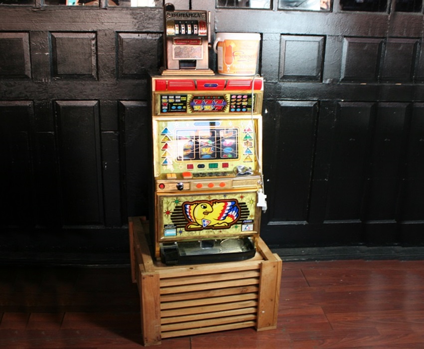Aruze Slot Machine With Small Coin Bank