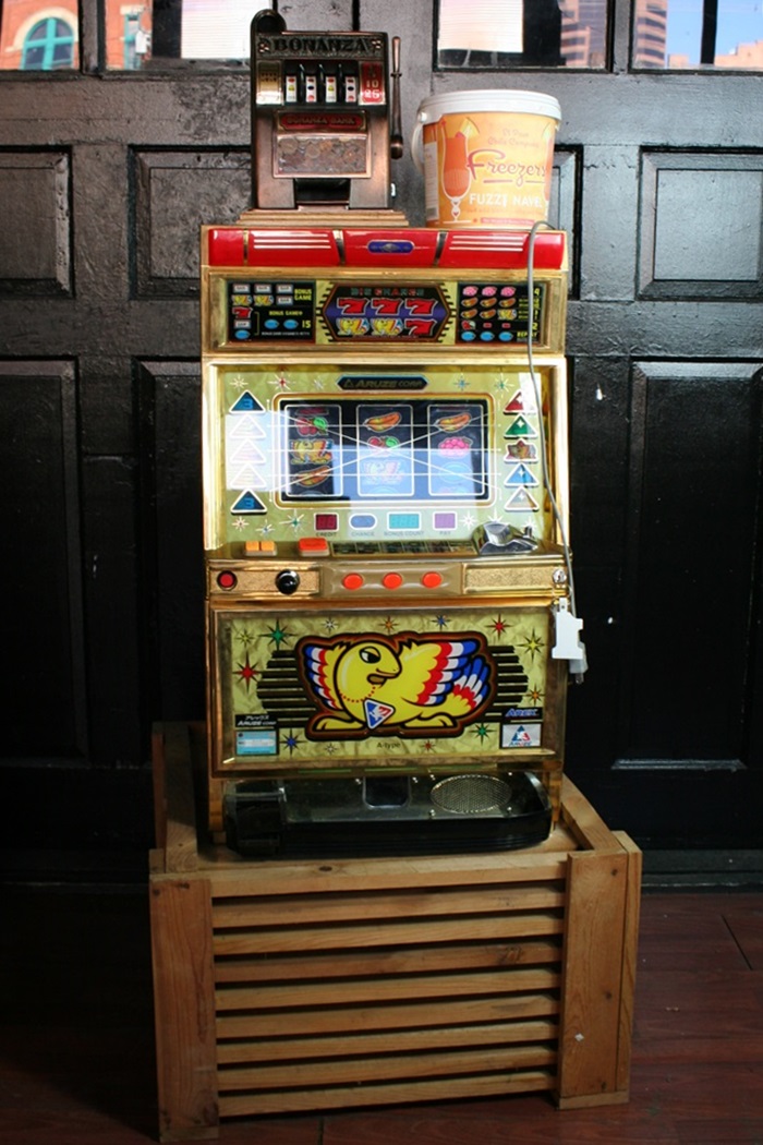 Aruze Slot Machine With Small Coin Bank