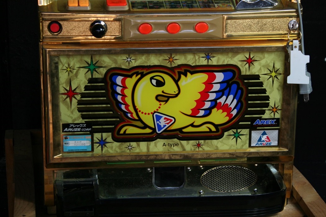 Aruze Slot Machine With Small Coin Bank