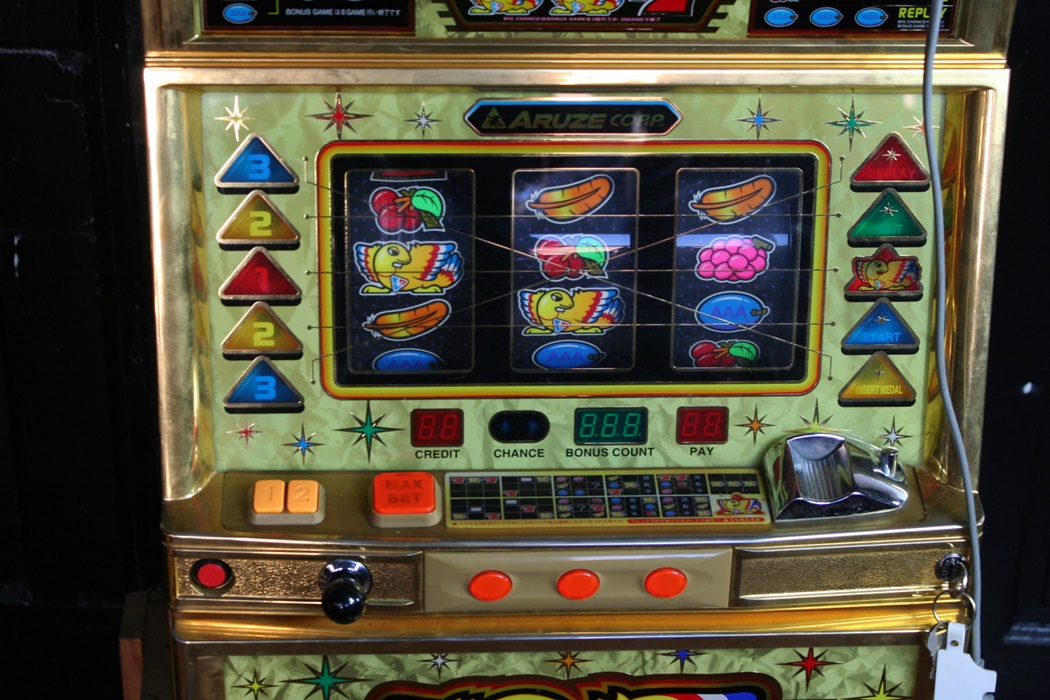 Aruze Slot Machine With Small Coin Bank