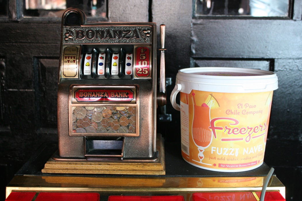 Aruze Slot Machine With Small Coin Bank