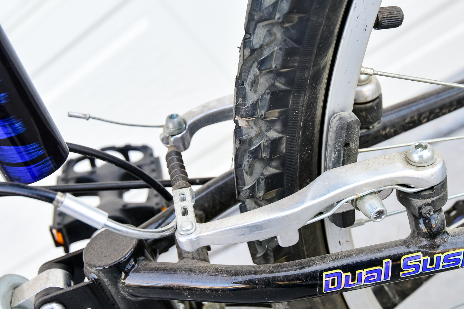 Mongoose MGX 21 Speed Mountain Bike