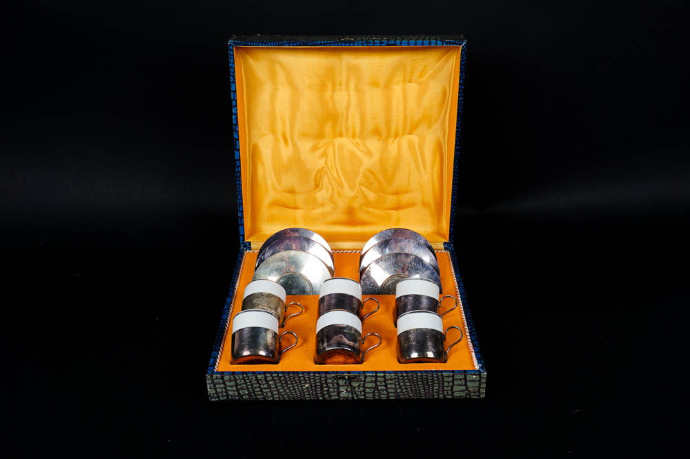 Vintage 18 Piece Tea Set with Carrying Case