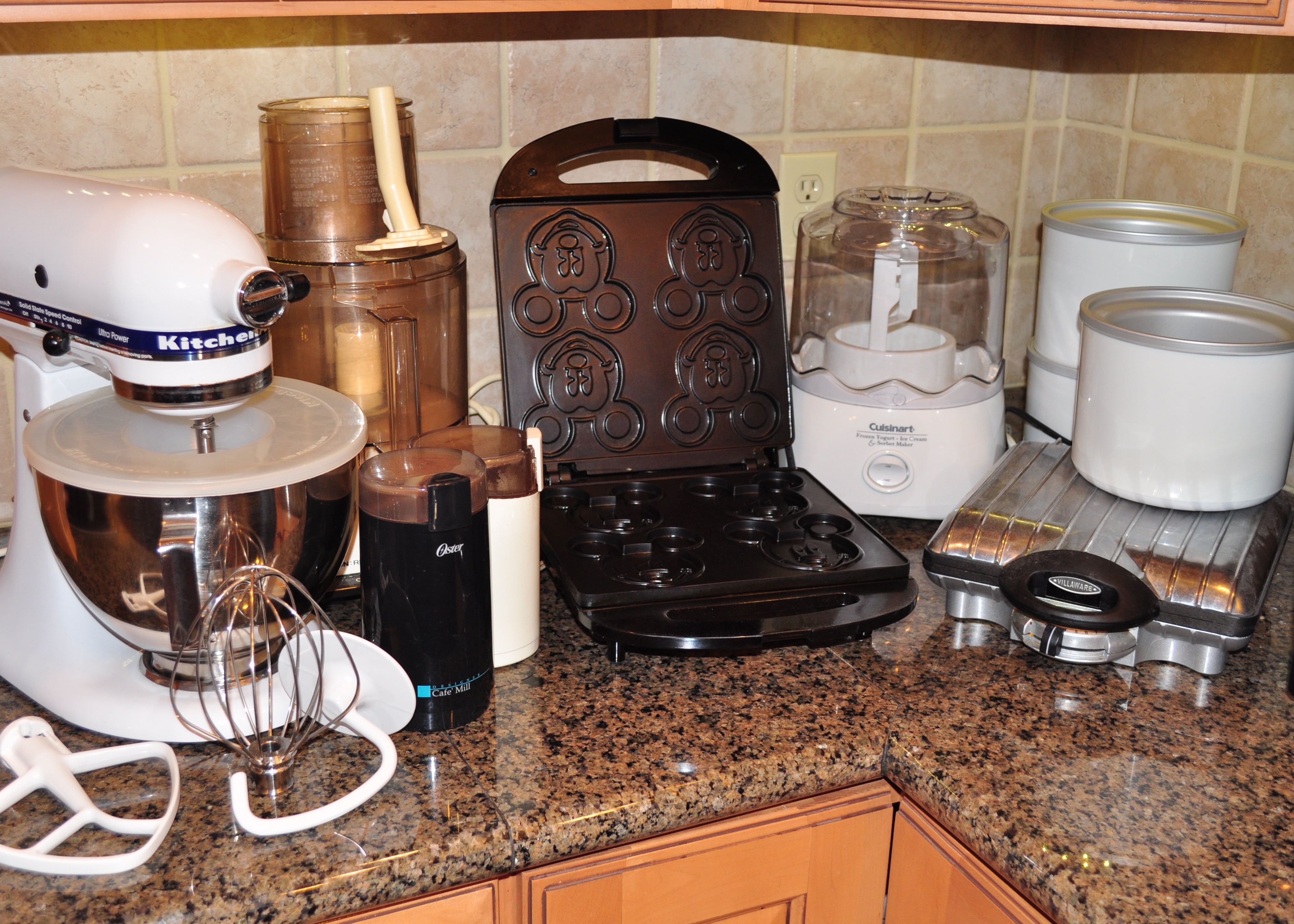 Large Collection of Kitchen Appliances