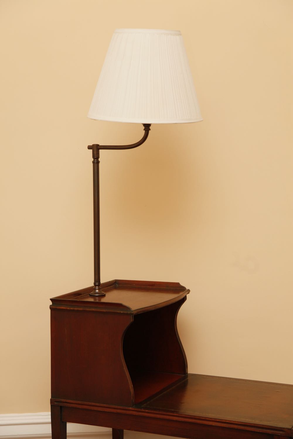 Vintage End Table with Lamp