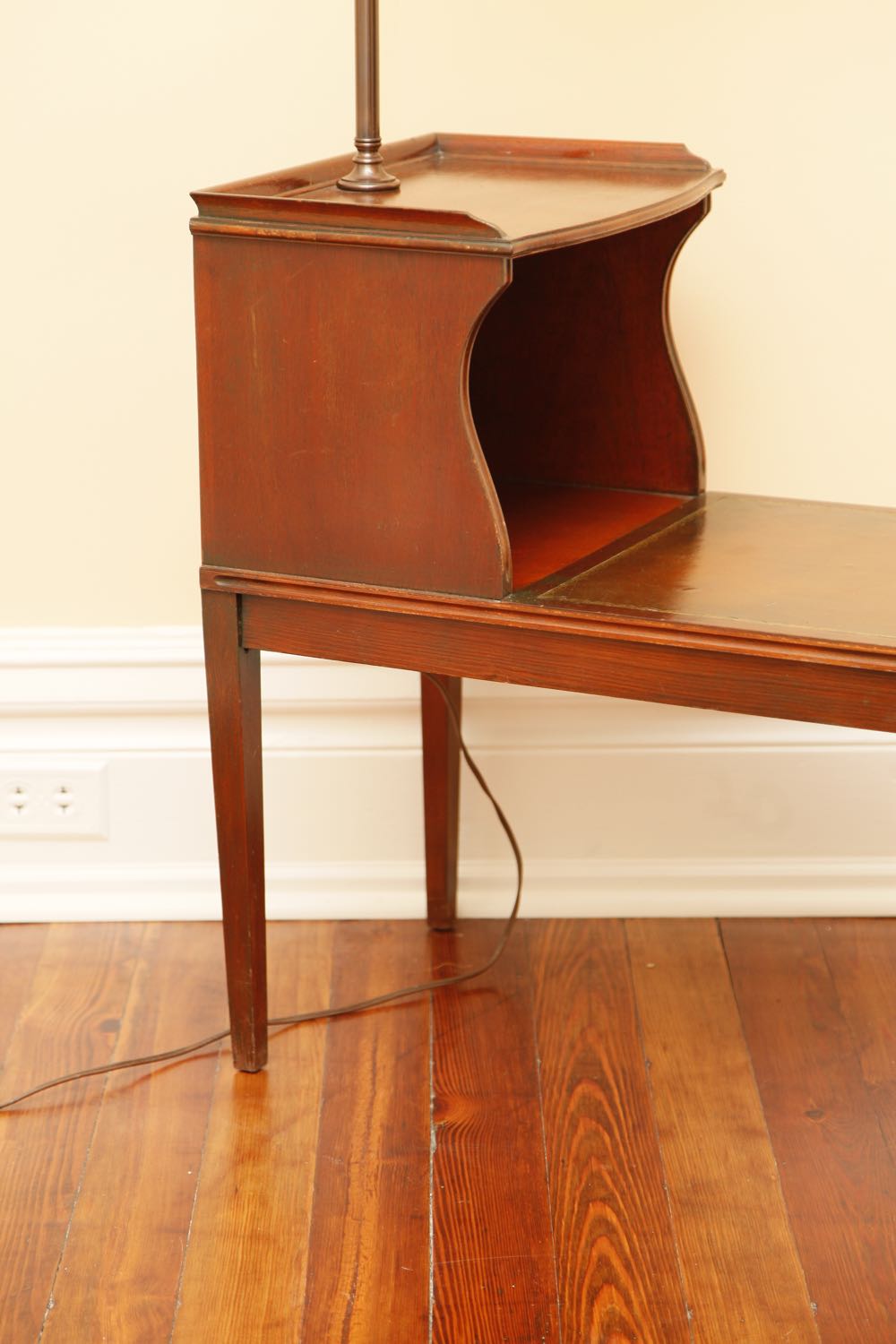 Vintage End Table with Lamp