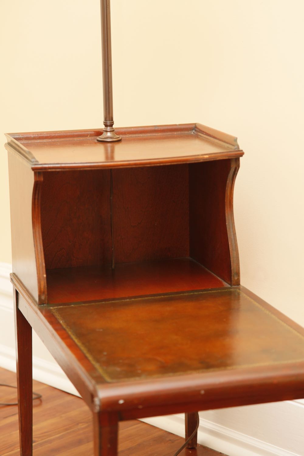 Vintage End Table with Lamp