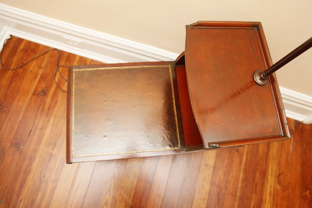 Vintage End Table with Lamp