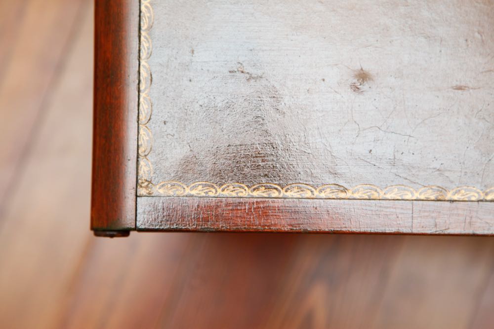 Vintage End Table with Lamp