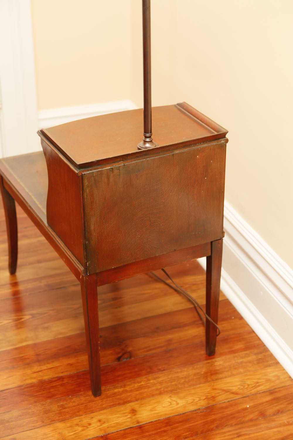 Vintage End Table with Lamp