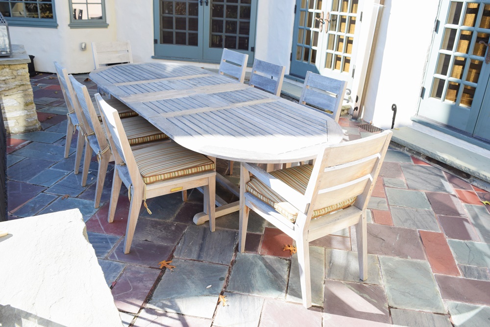 Kingsley Bate Teak Outdoor Dining table and Eight Chairs