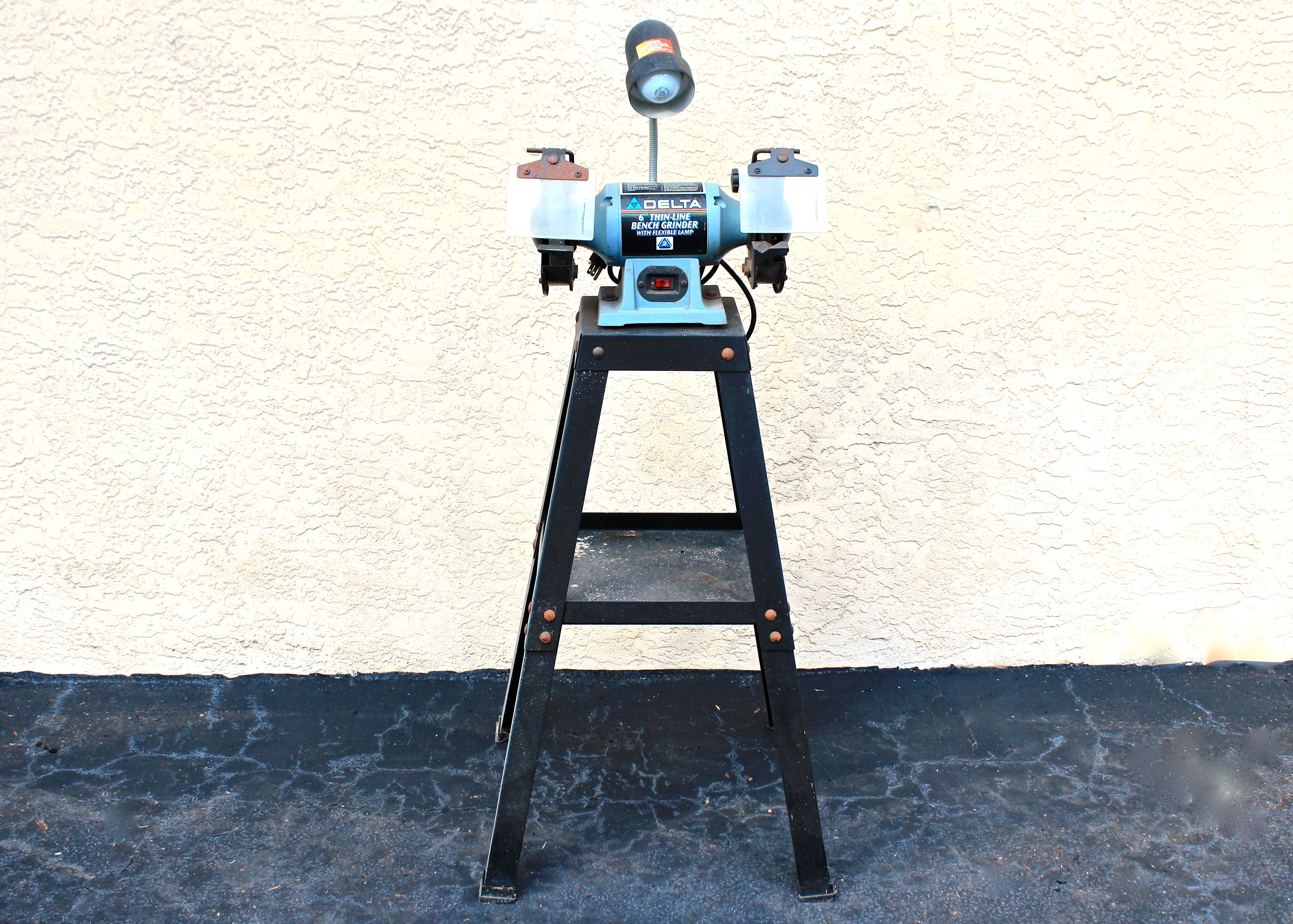 Delta Bench Grinder with Flexible Lamp and Stand