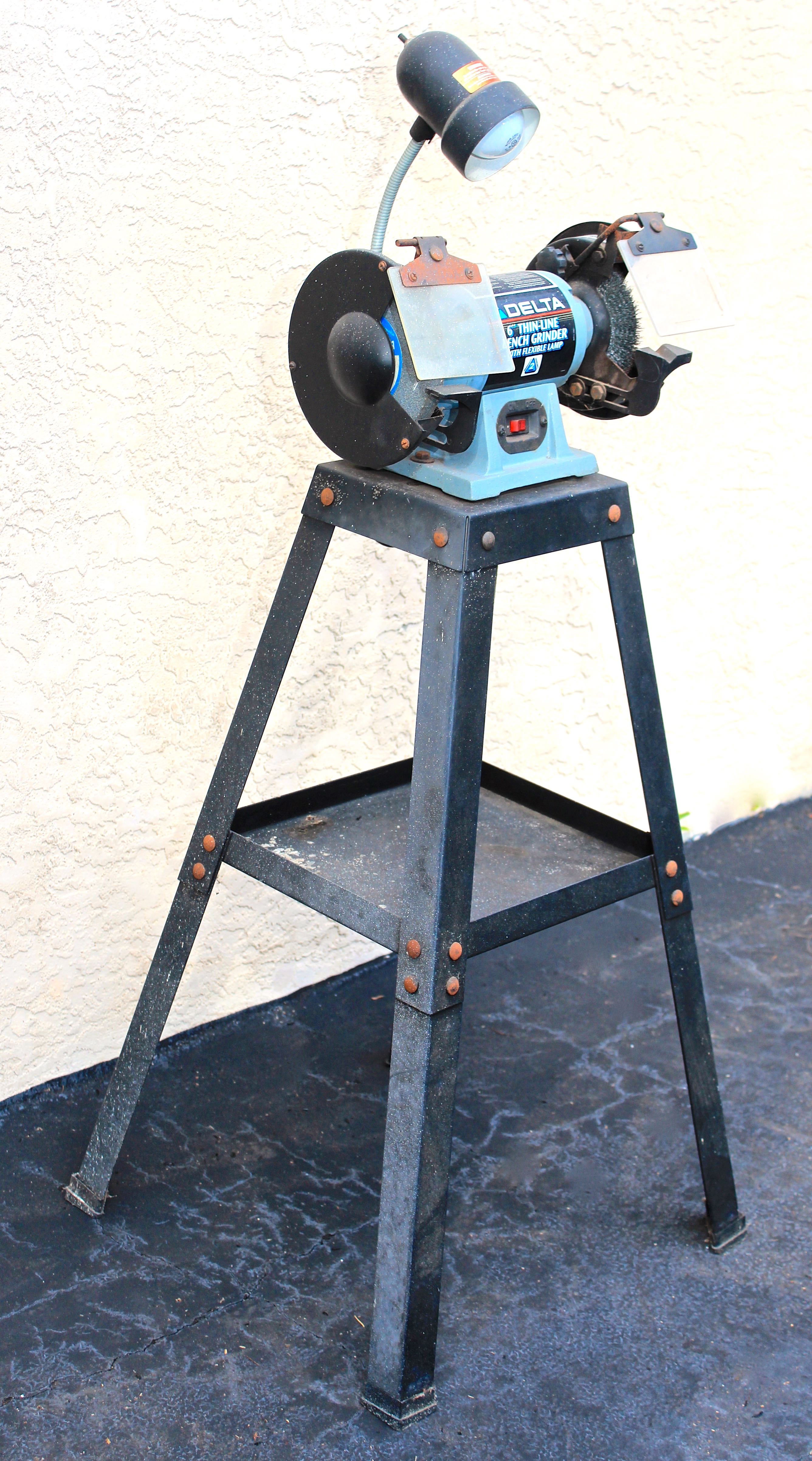 Delta Bench Grinder with Flexible Lamp and Stand