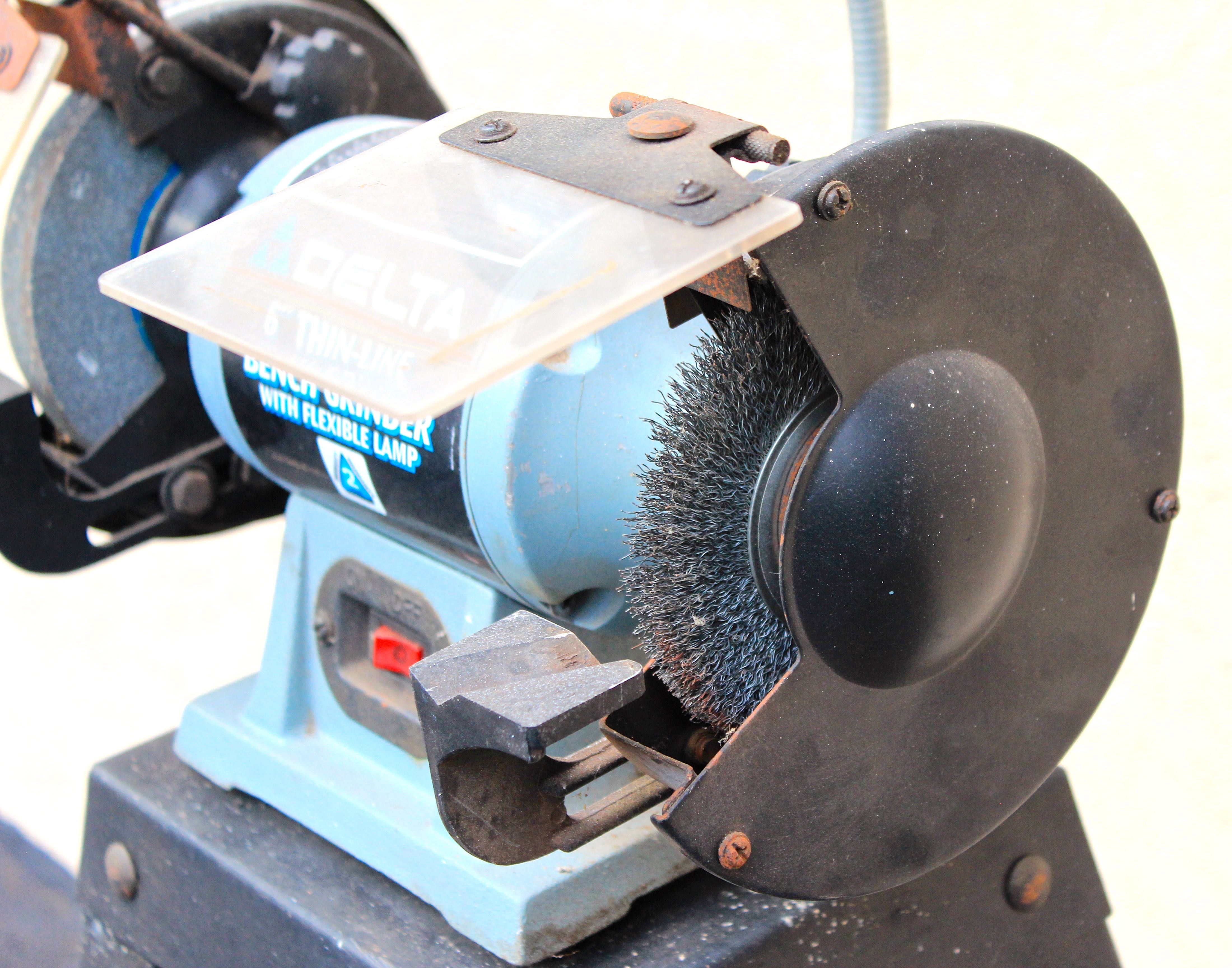 Delta Bench Grinder with Flexible Lamp and Stand