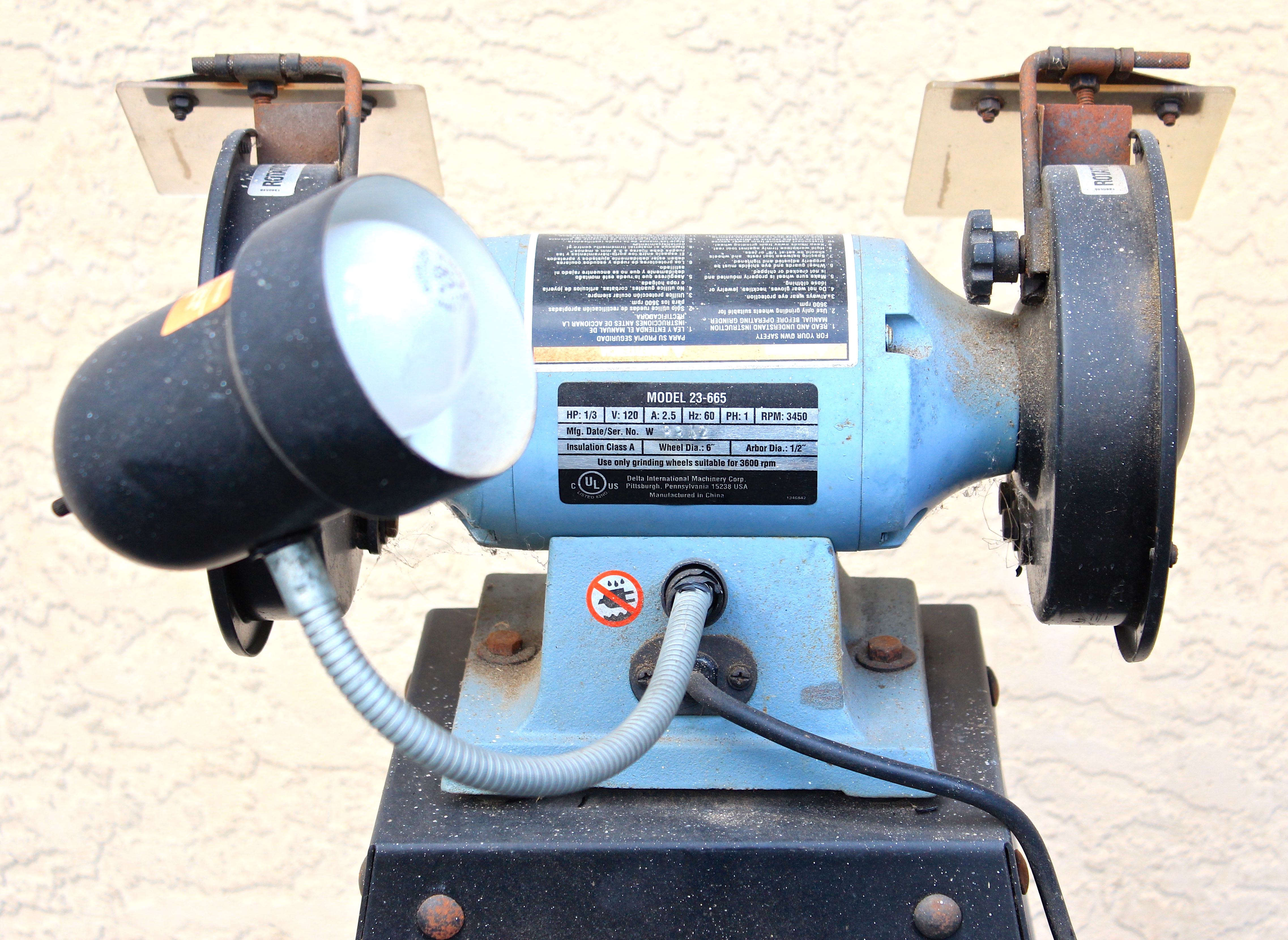 Delta Bench Grinder with Flexible Lamp and Stand
