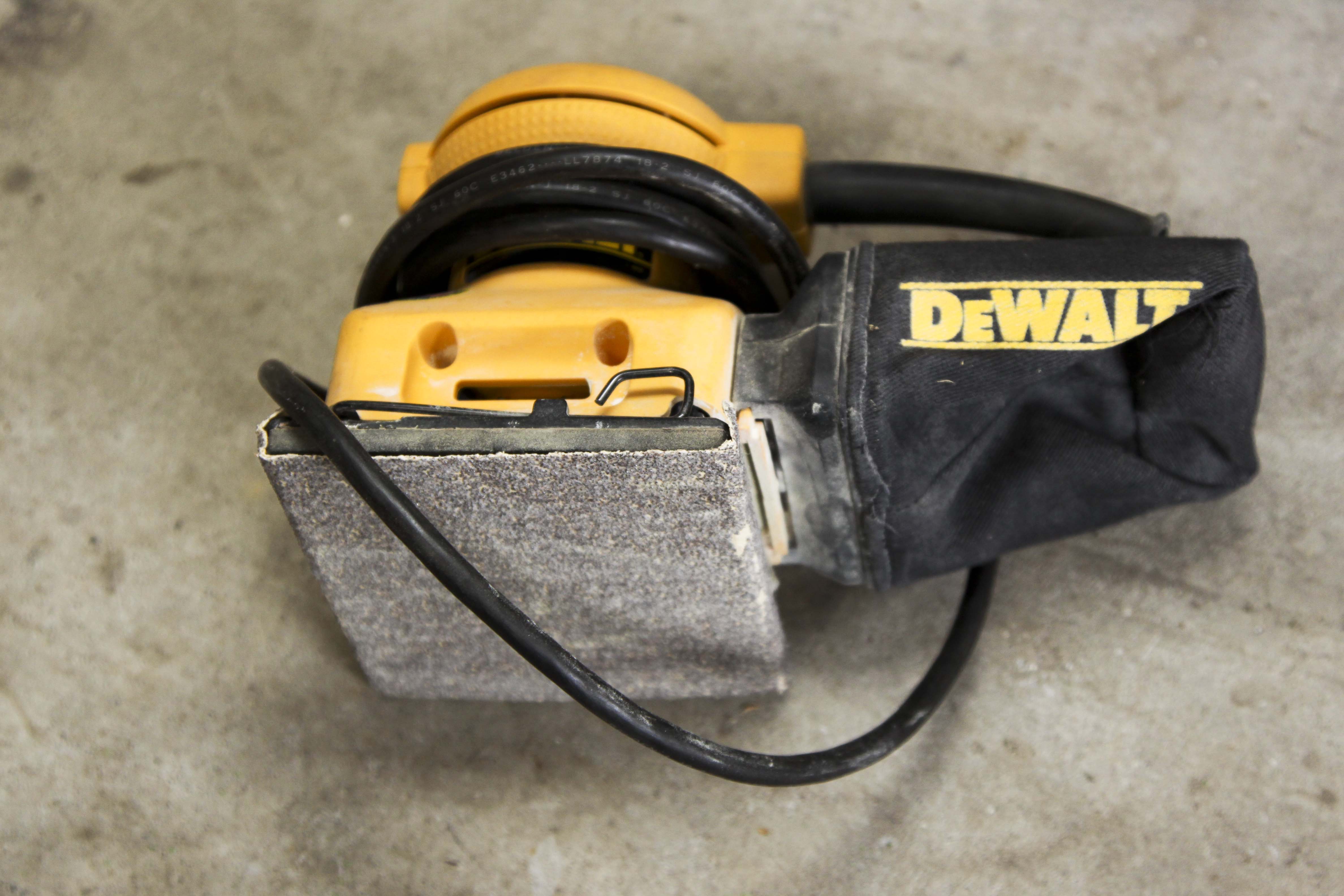 DeWalt Vibrating Palm-Grip Sander Model DW-411