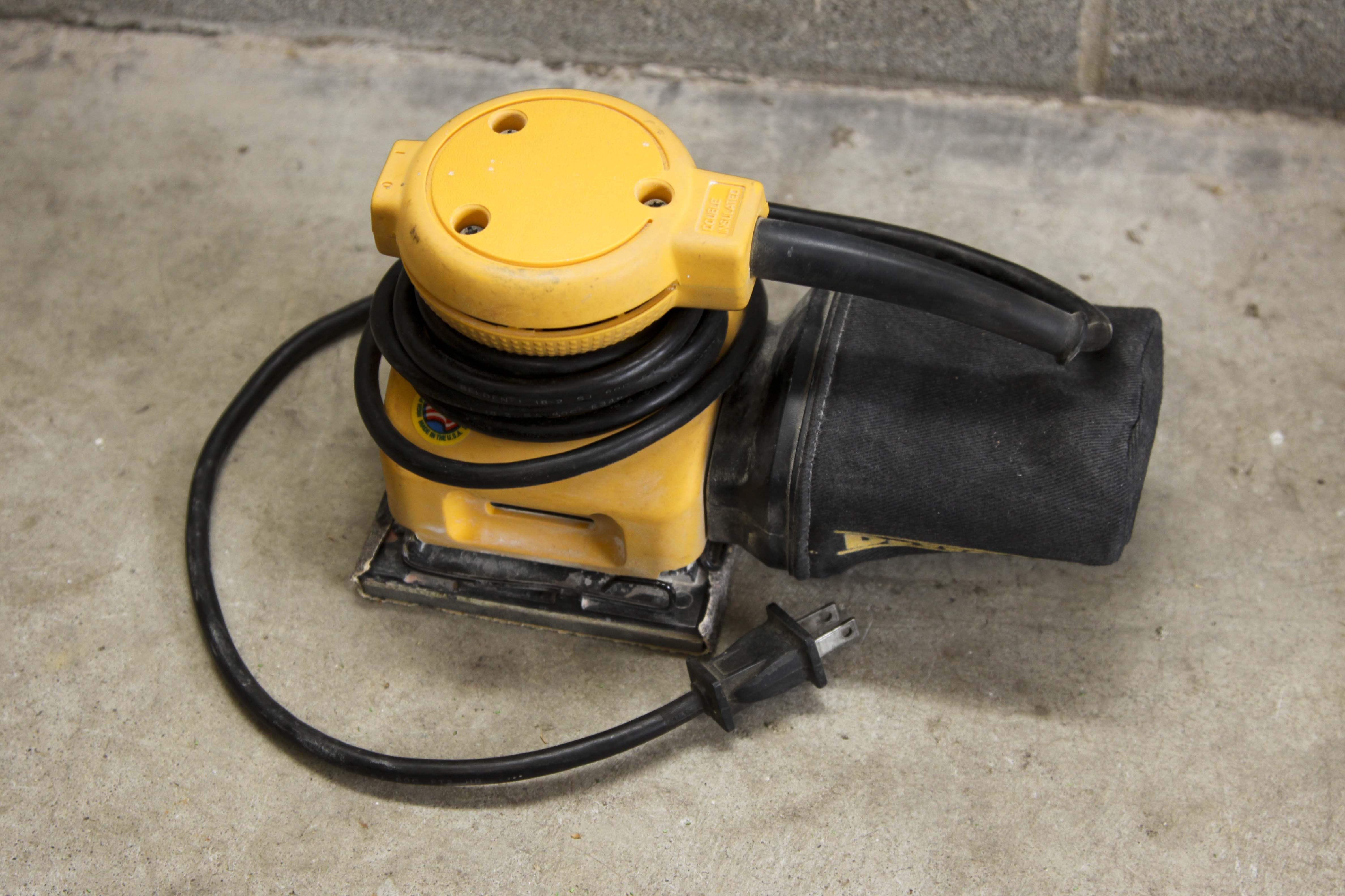 DeWalt Vibrating Palm-Grip Sander Model DW-411