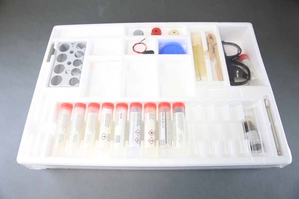 Thames & Kosmos Chemistry "Chem C3000" Experiment Kit