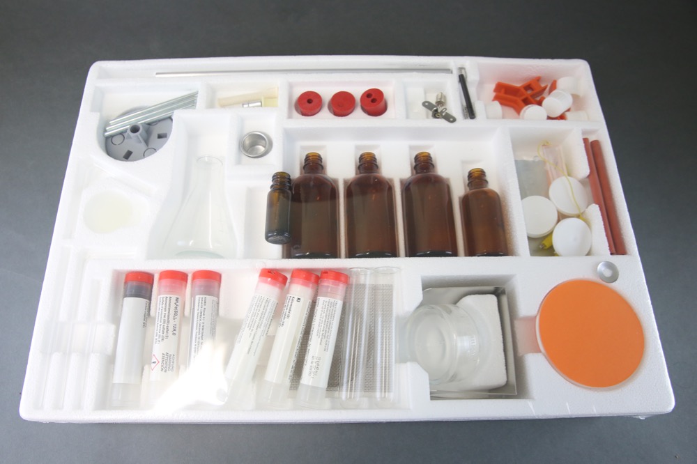 Thames & Kosmos Chemistry "Chem C3000" Experiment Kit