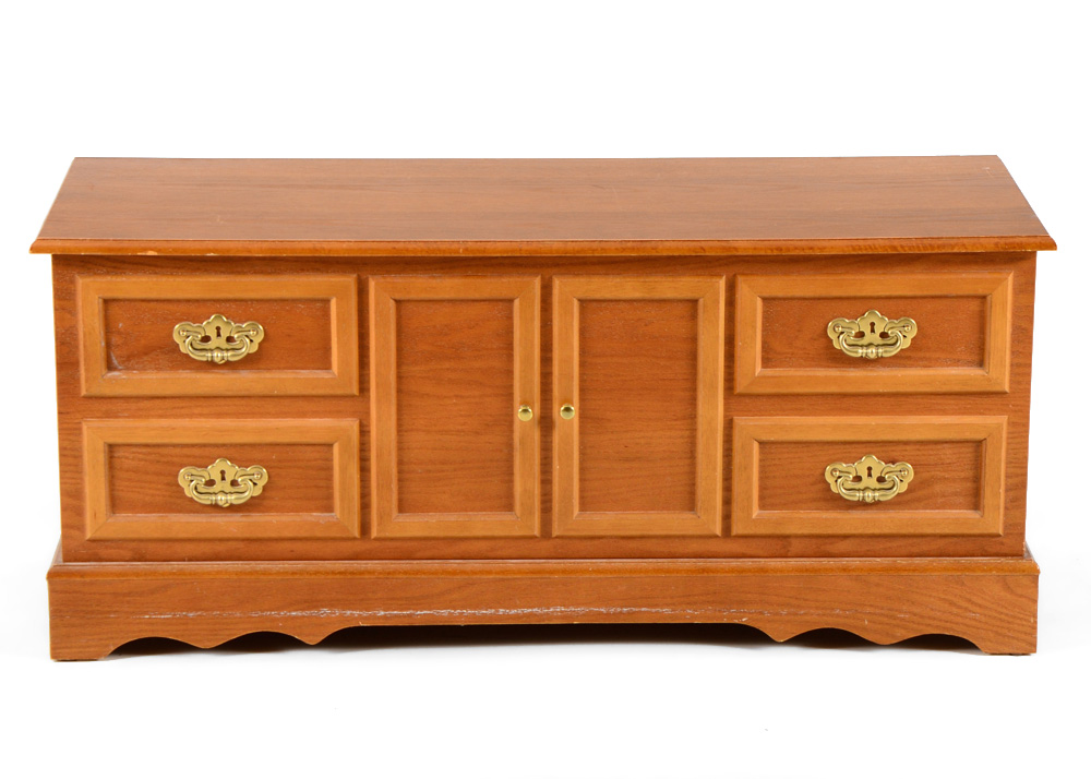 Cedar Chest with Locking Hinge