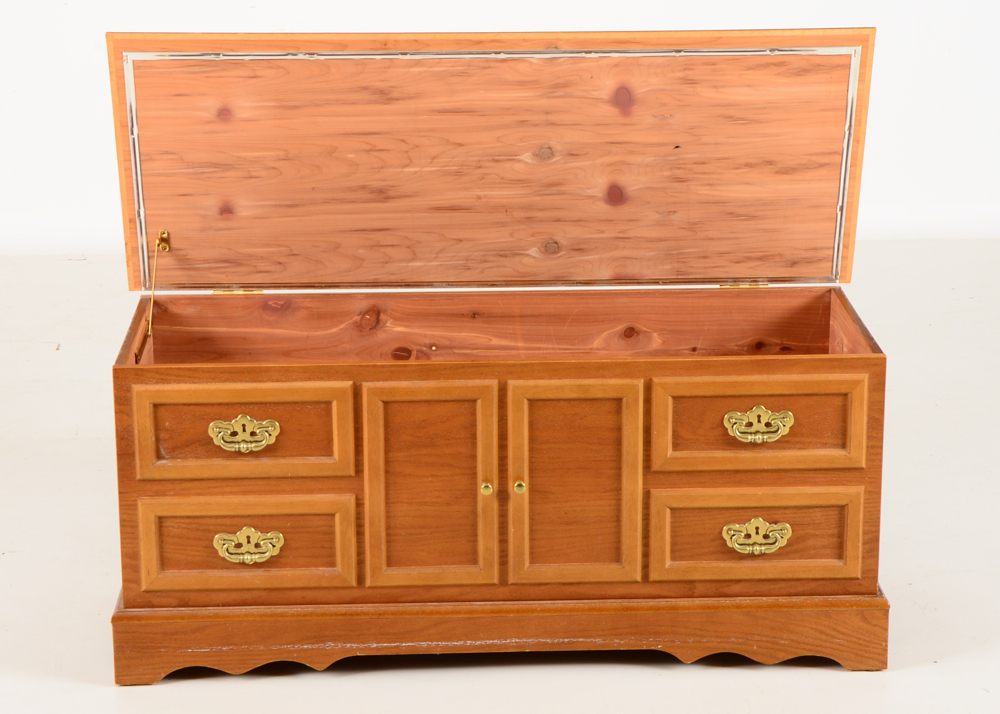 Cedar Chest with Locking Hinge