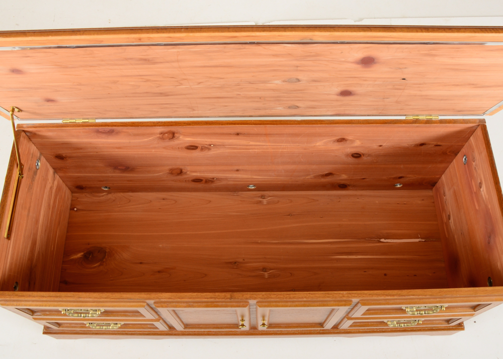 Cedar Chest with Locking Hinge