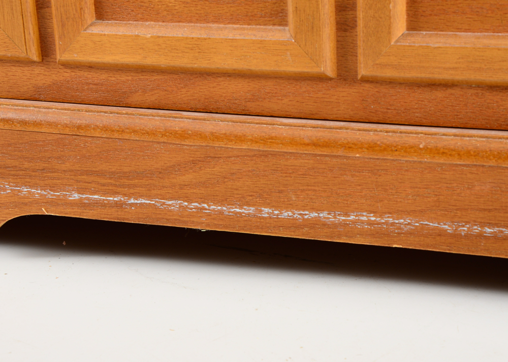 Cedar Chest with Locking Hinge