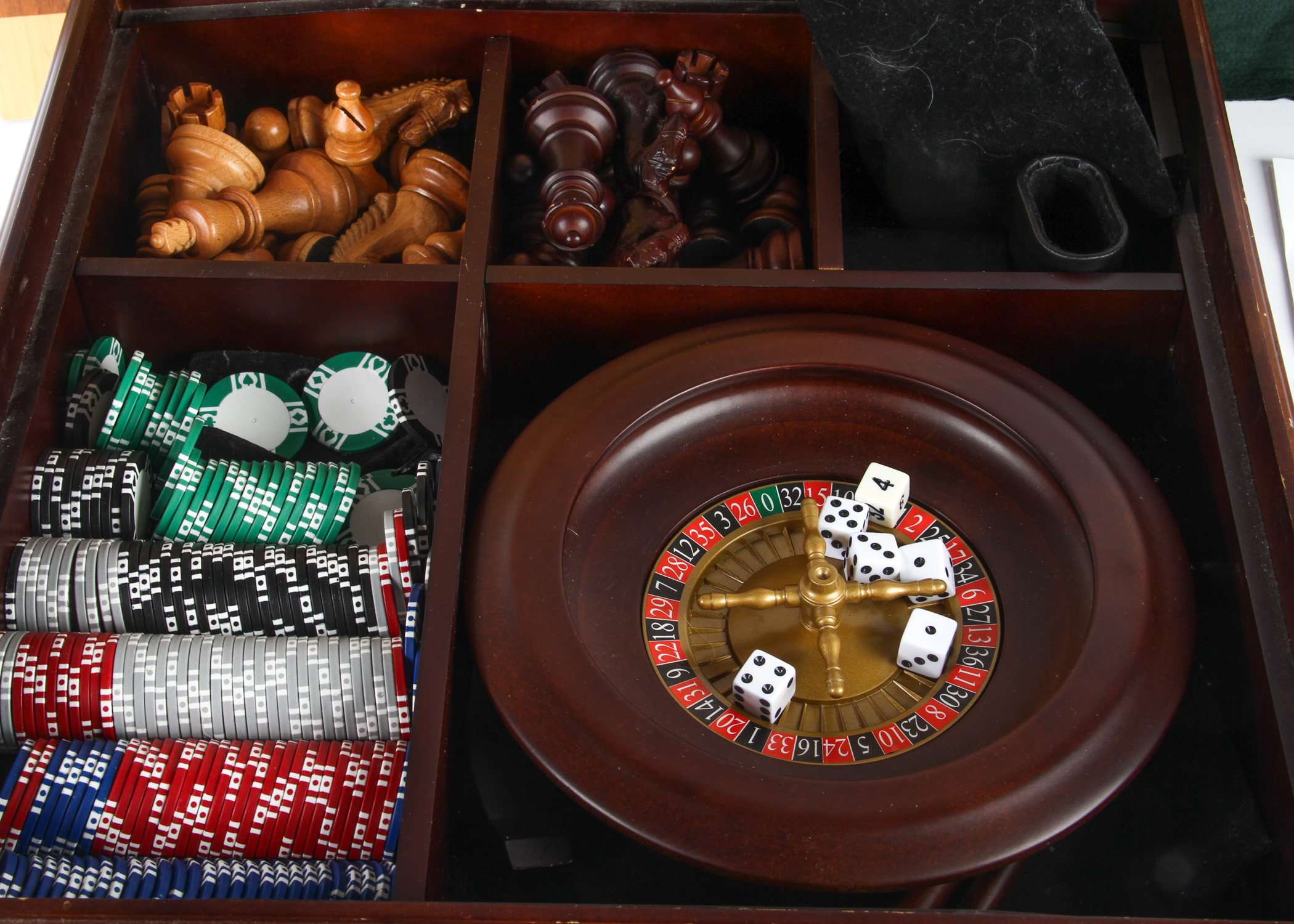 Interchangeable Chess/Roulette/Poker Console and Set