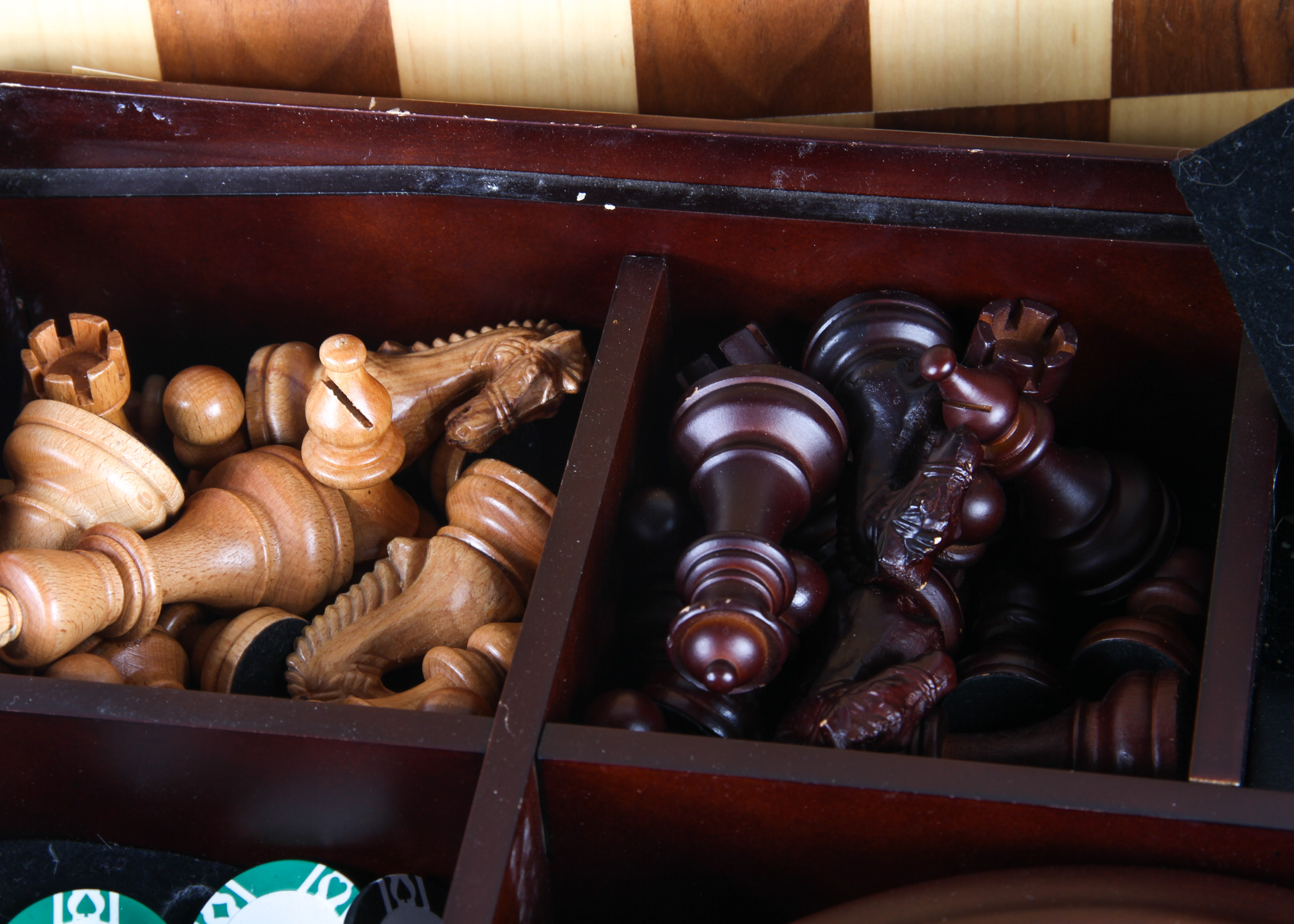 Interchangeable Chess/Roulette/Poker Console and Set