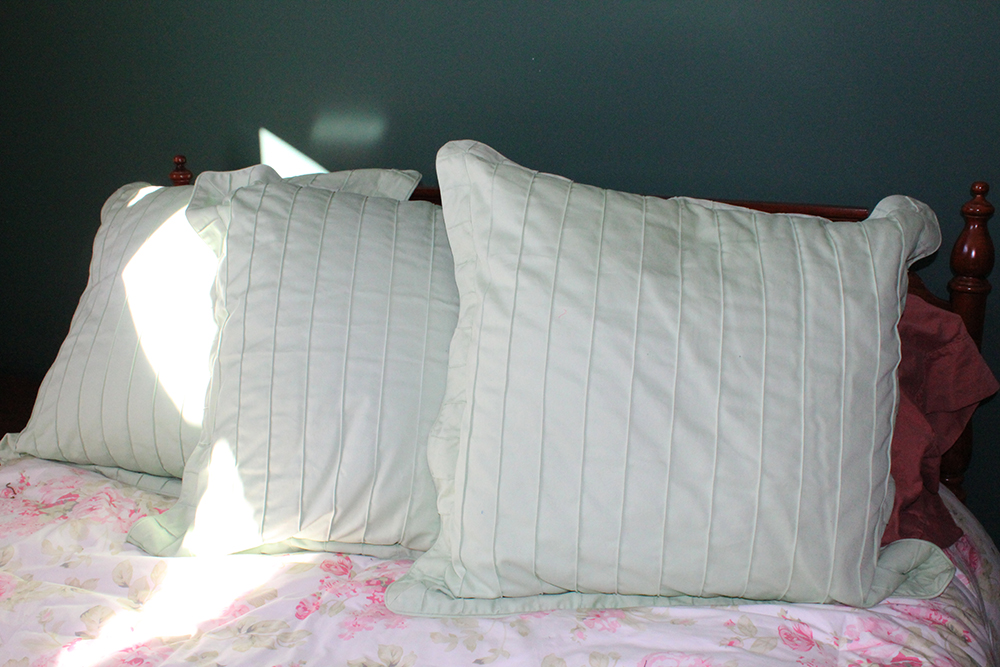 Broyhill Cherry American Traditional Queen Headboard and Bed Set