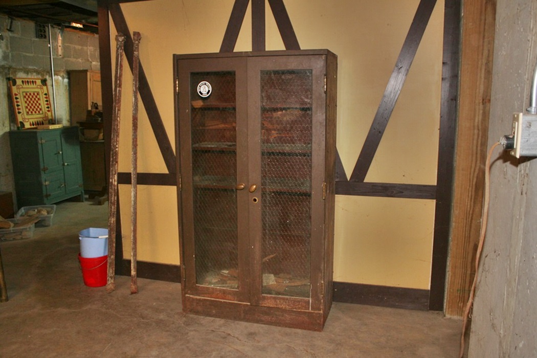 Heavy Duty Metal Cabinet With Wire Mesh Glass Doors