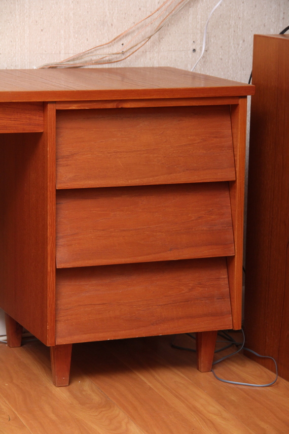 Teak Veneer Modern L-Shaped Desk