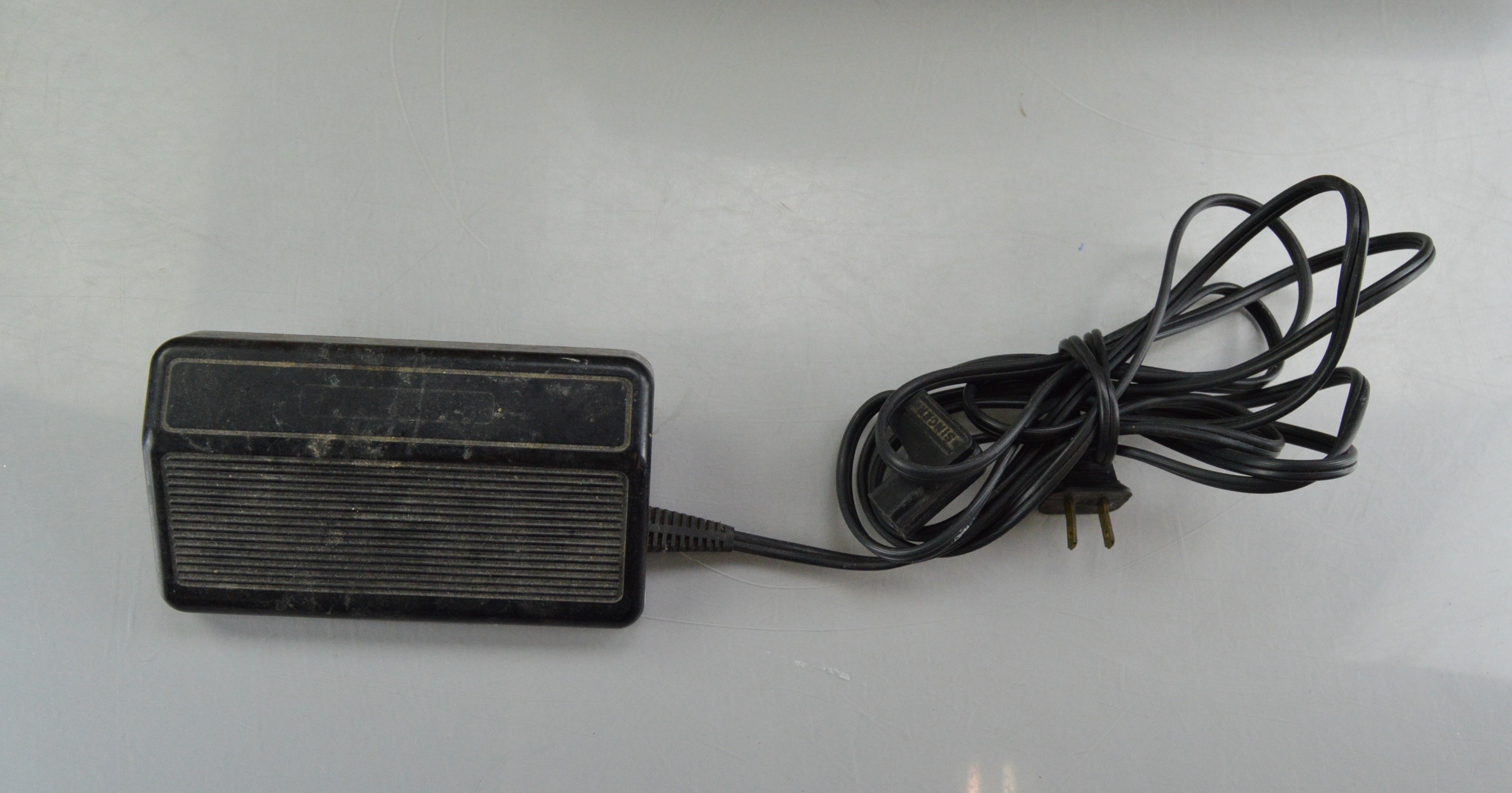 Vintage Singer Slant-o-Matic 600 Sewing Machine and Accessories