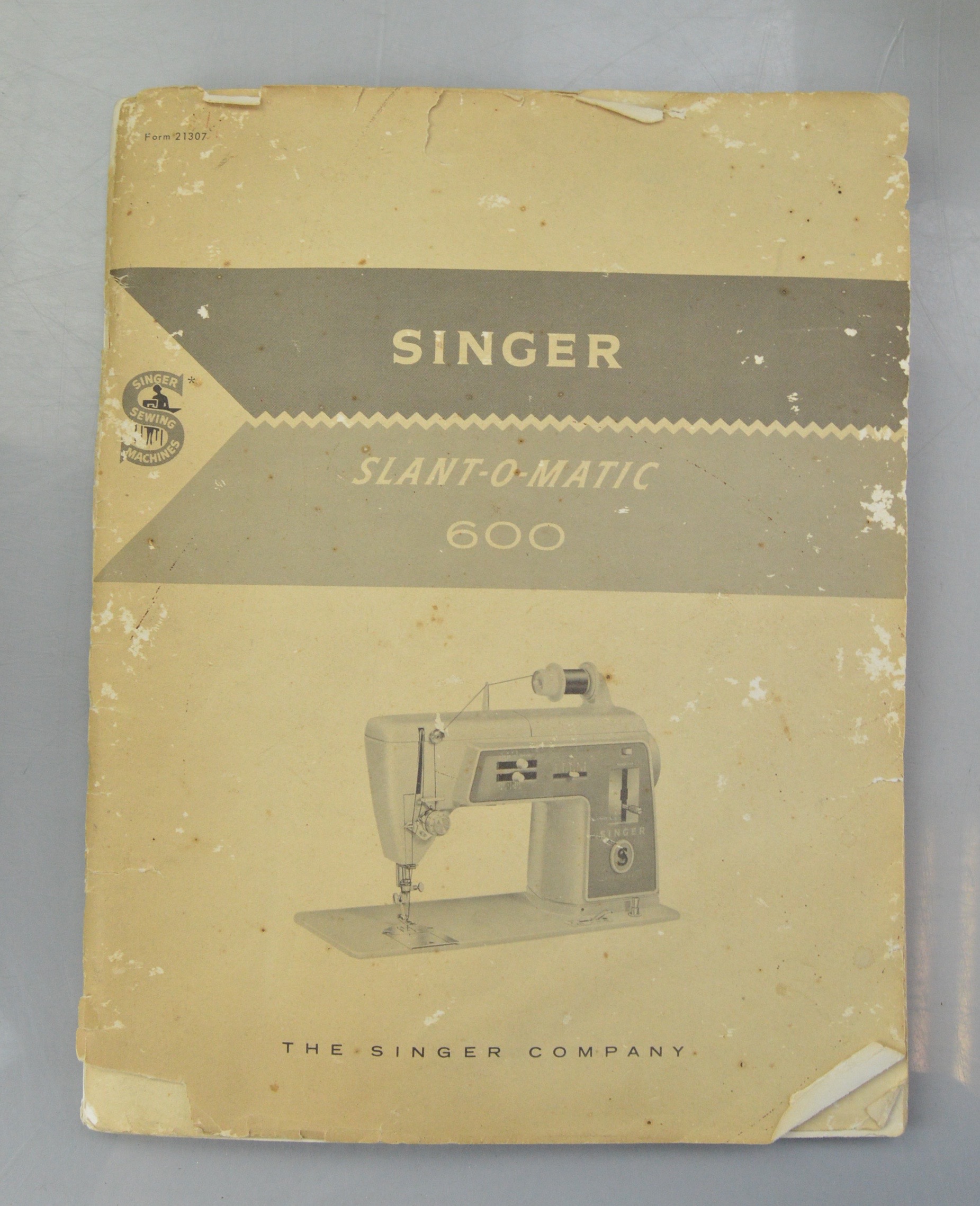 Vintage Singer Slant-o-Matic 600 Sewing Machine and Accessories