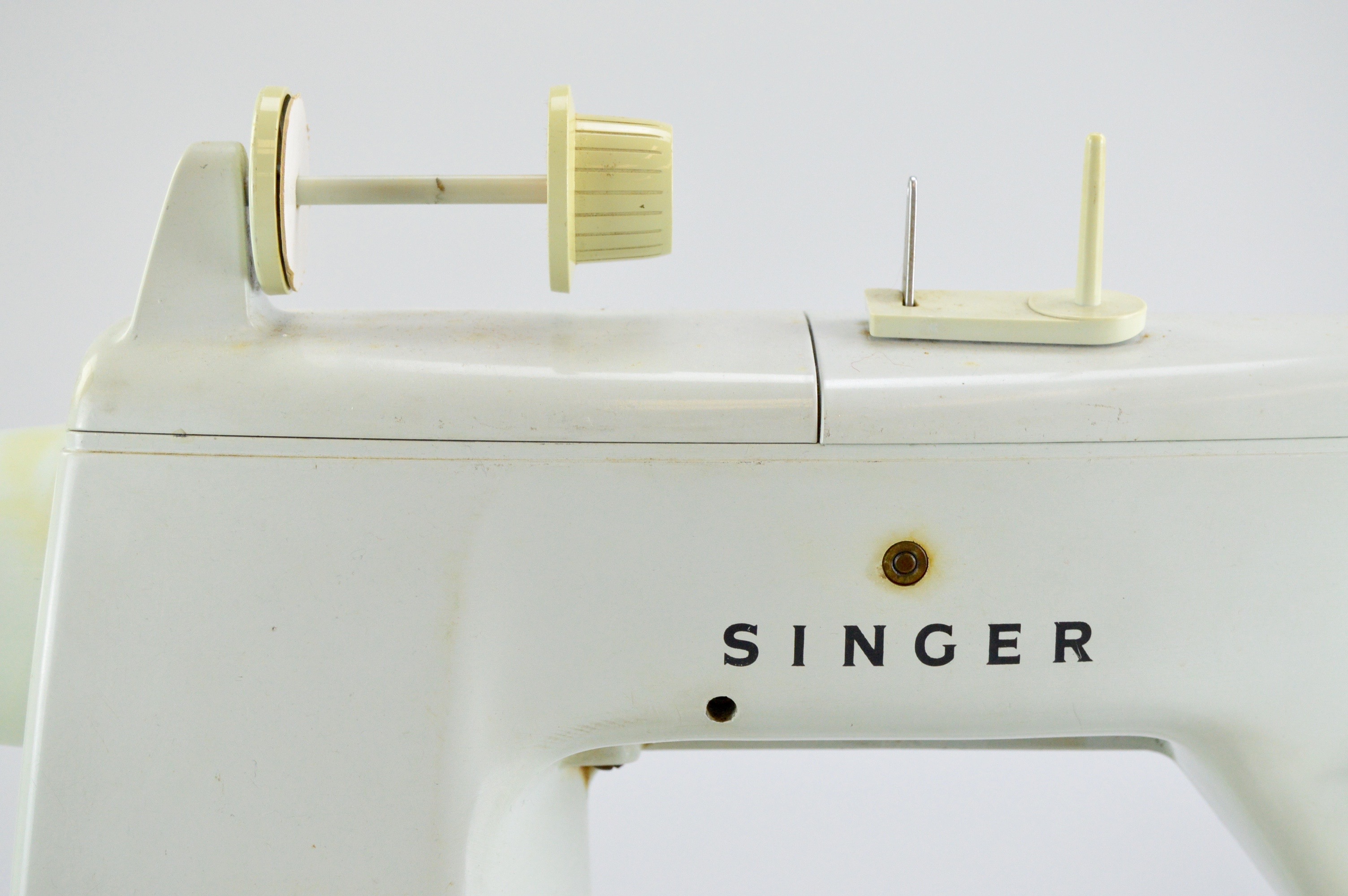Vintage Singer Slant-o-Matic 600 Sewing Machine and Accessories