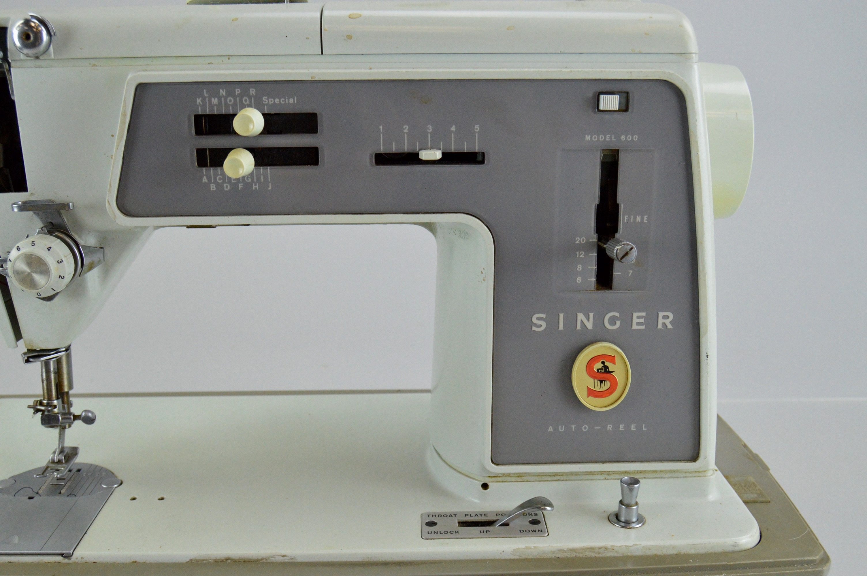 Vintage Singer Slant-o-Matic 600 Sewing Machine and Accessories