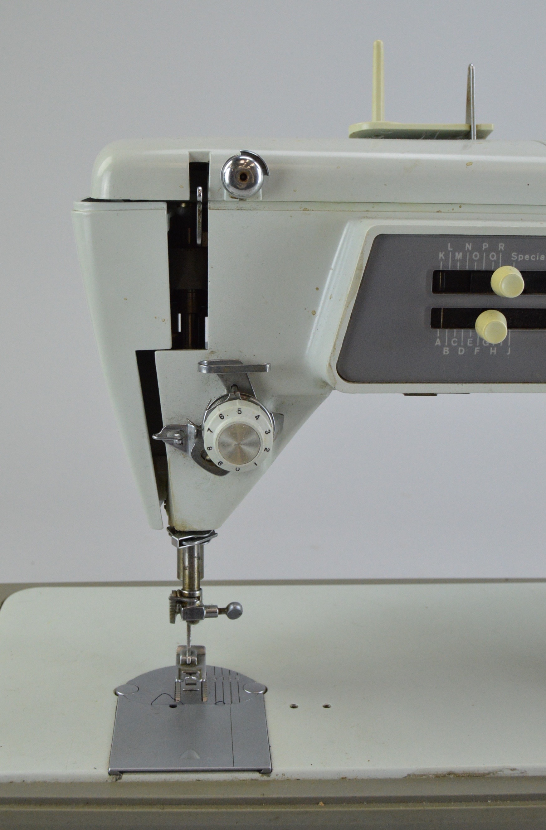 Vintage Singer Slant-o-Matic 600 Sewing Machine and Accessories