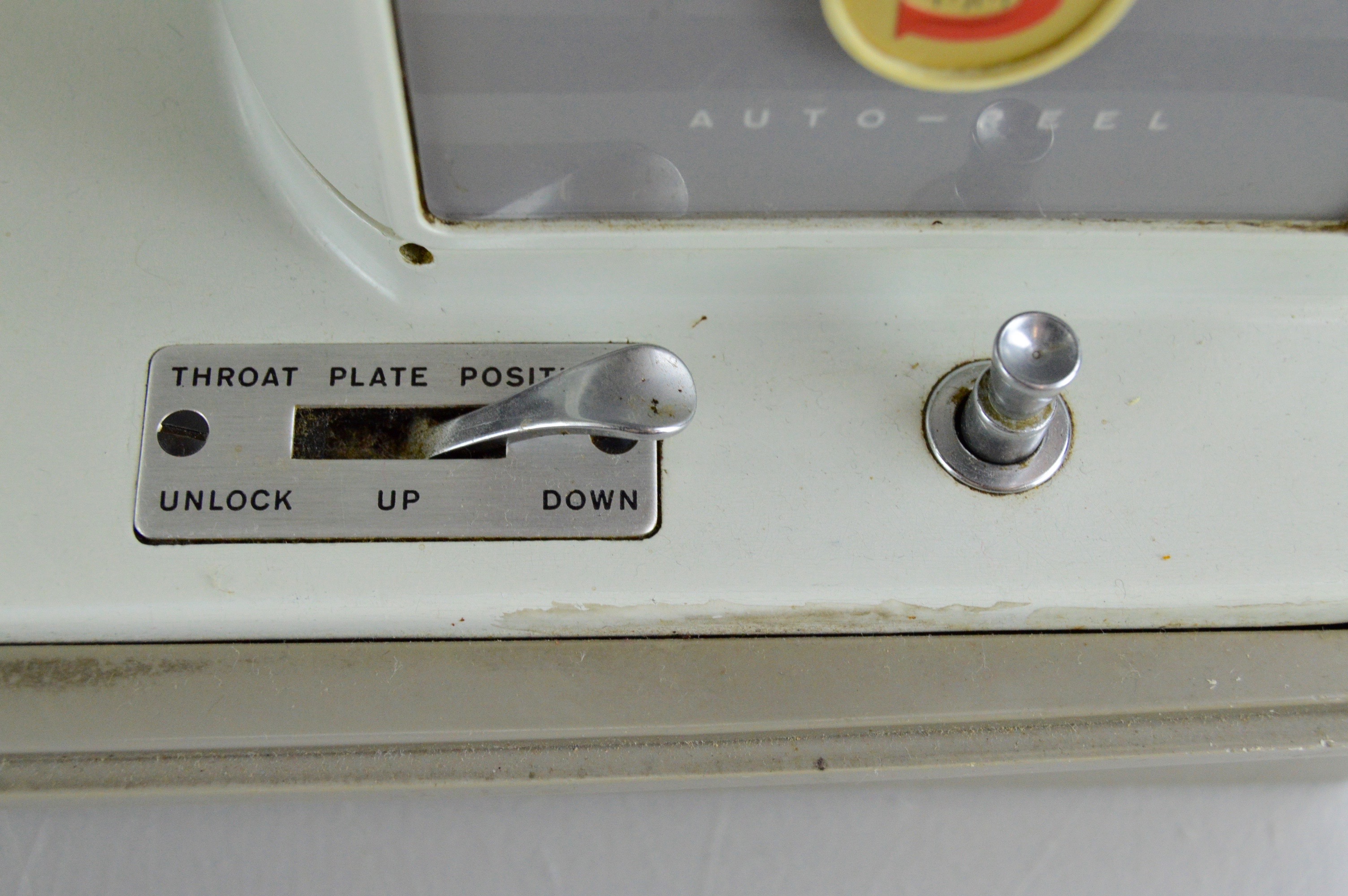 Vintage Singer Slant-o-Matic 600 Sewing Machine and Accessories